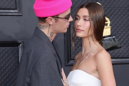 Hailey Bieber e Justin Bieber, com uma touca rosa - Metrópoles