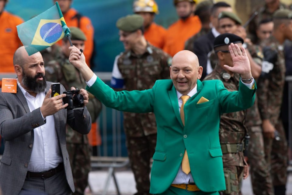 Luciano Hang com a bandeira do Brasil durante o desfile do 7 de setembro