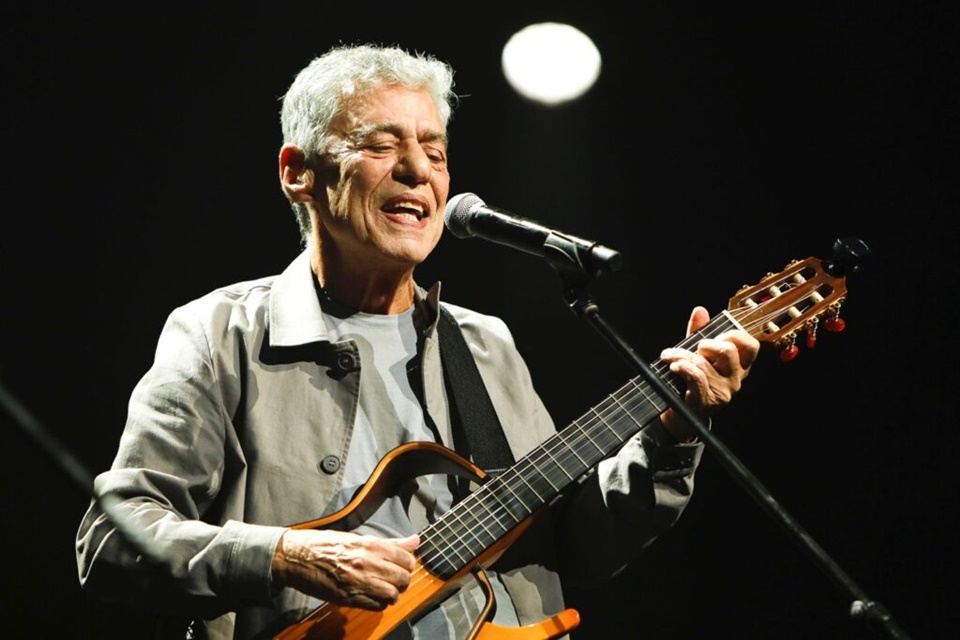 Foto colorida de Chico Buarque, autor de vários sucessos, como a música Roda Viva - Metrópoles