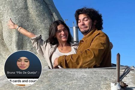 Foto colorida de Bruna Marquezine e Xolo Maridueña no Cristo Redentor (esquerda e direita, respectivamente) - Metrópoles