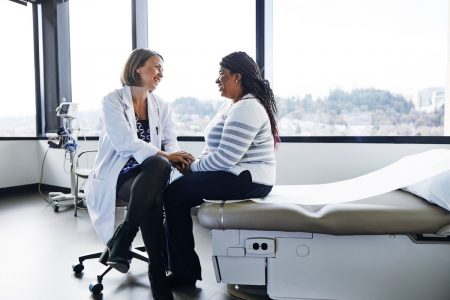 Imagem colorida mostra médica aconselhando paciente durante diagnóstico - Metrópoles