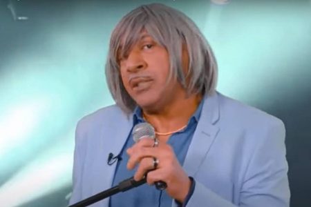 foto colorida de deputado federal tiririca fantasiado de roberto carlos em obra de campanha eleitoral