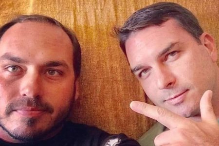 Imagem colorida de Carlos Bolsonaro e Flávio Bolsonaro - Metrópoles