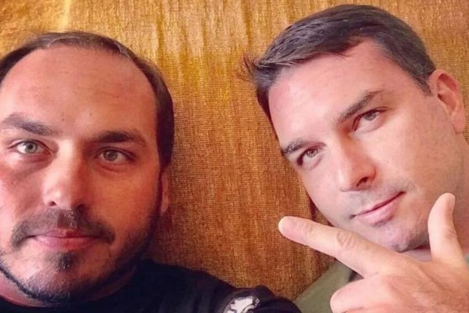 Imagem colorida de Carlos Bolsonaro e Flávio Bolsonaro - Metrópoles
