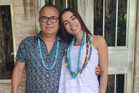 Anitta e seu pai de santo, Sergio Pina