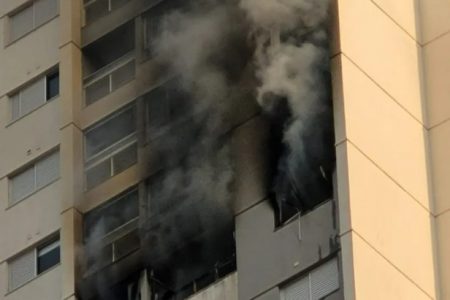 Fogo atinge apartamento em prédio de Goiânia, Goiás