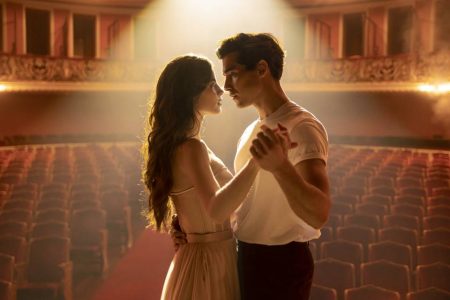 Foto colorida do filme Depois do Universo, mostrando Henry Zaga e Giulia Be - Metrópoles