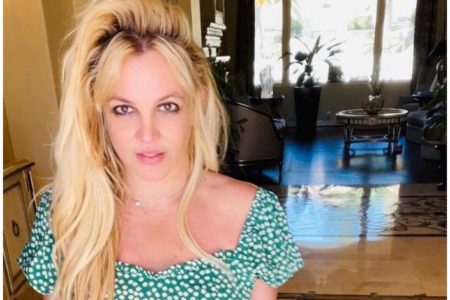 Foto colorida de Britney Spears. Ela é branca, loira e está de vestido azul - Metrópoles