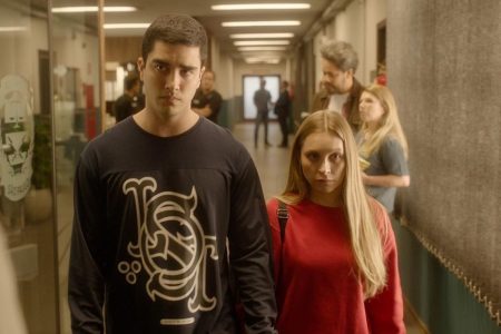 Imagem colorida do filme A Menina Que Matou os Pais: A Confissão - Metrópoles