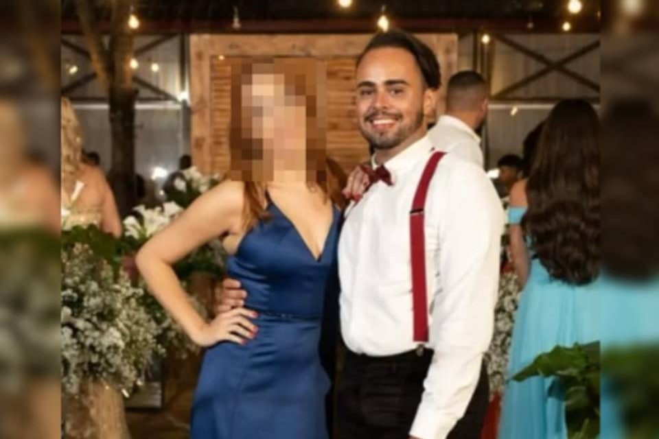 casal de roupa de gala