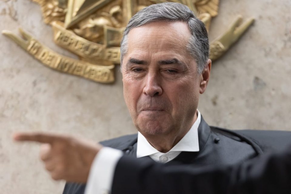mão aponta em direção oposta ao ministro Luís Roberto Barroso