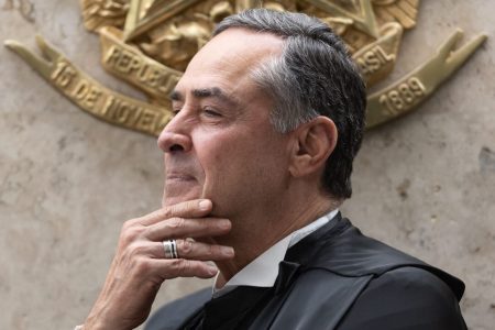 Luís Roberto Barroso com a mão no rosto