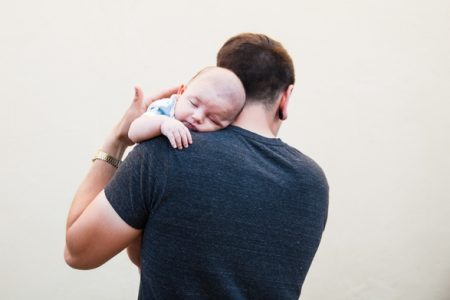 homem carrega bebê no ombro