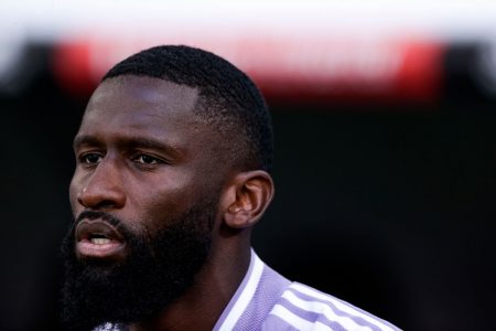 O jogador Antonio Rudiger durante jogo pelo Real Madrid no campeonato espanhol La Liga. Ele é negro, tem barba e cabelo crespo e curto e olha para o lado - Metrópoles