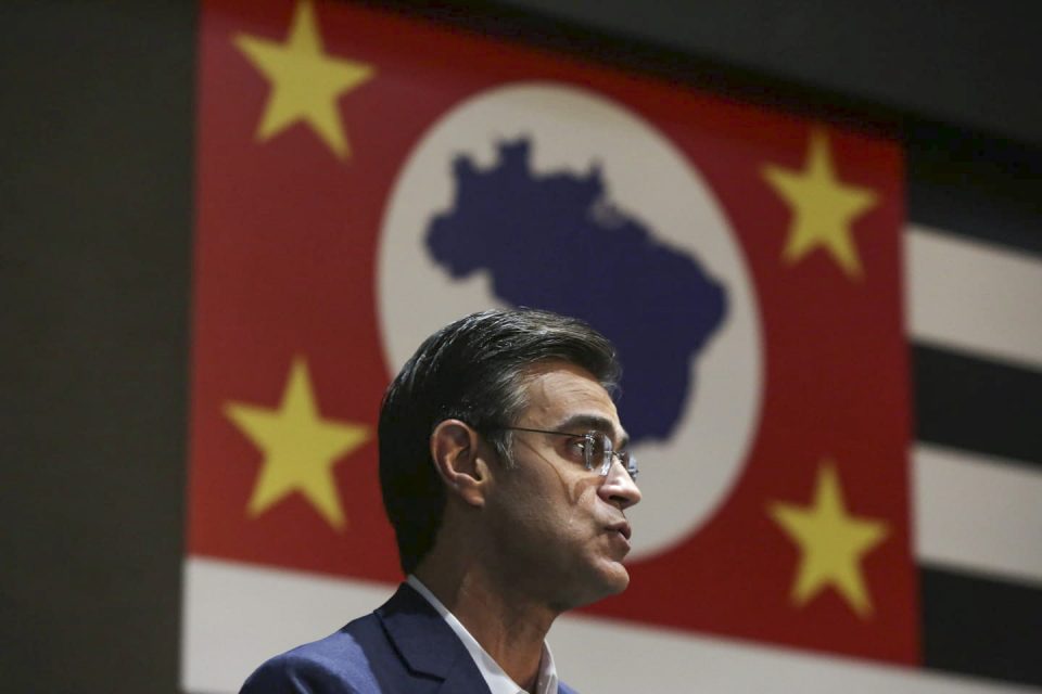 Governador, candidato a reeleição, Rodrigo Garcia (PSDB) ao fundo a bandeira do estado de são paulo