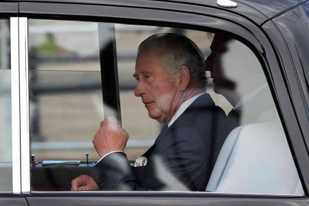 Rei Charles chega no palácio para homenagem a Elizabeth