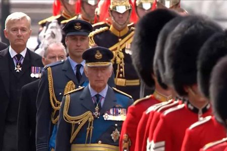 Começa cortejo do caixão da rainha Elizabeth II em Londres