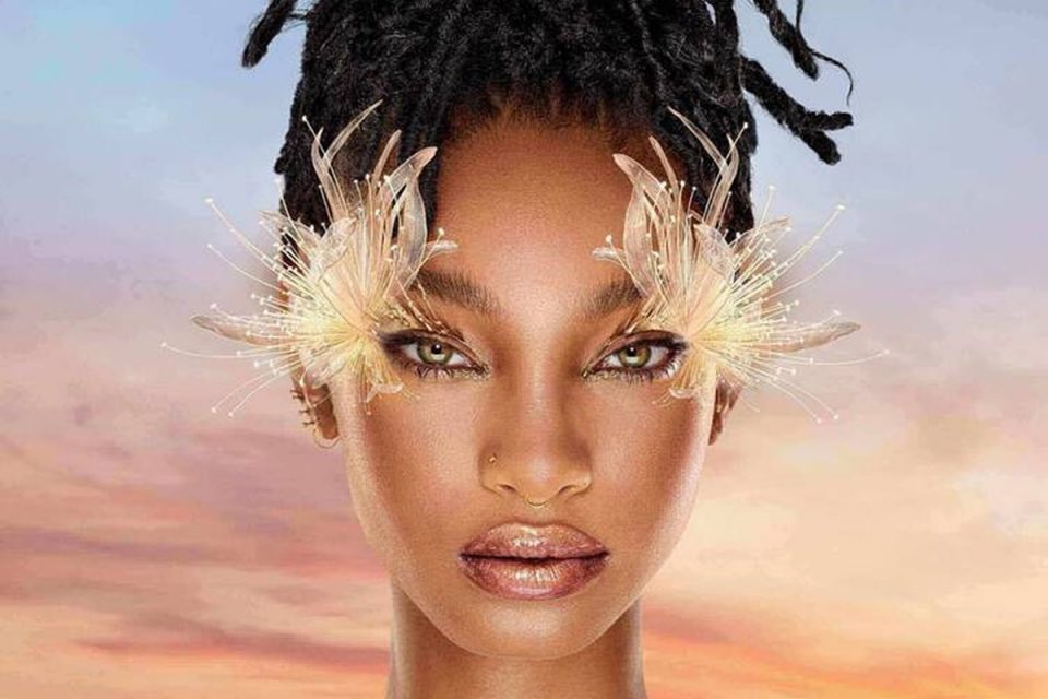 Na imagem com cor, Willow Smith é destaque da campanha da Mugler