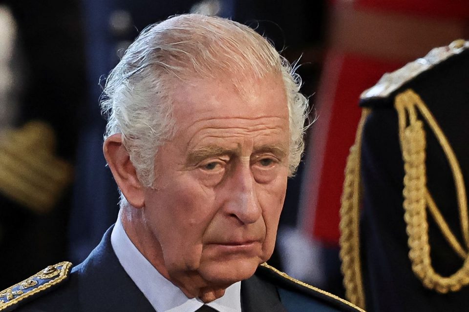 Foto colorida de um senhor vestindo terno