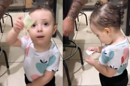 menina de 2 anos reconhece que papel não é dinheiro e viraliza na internet 1-horz