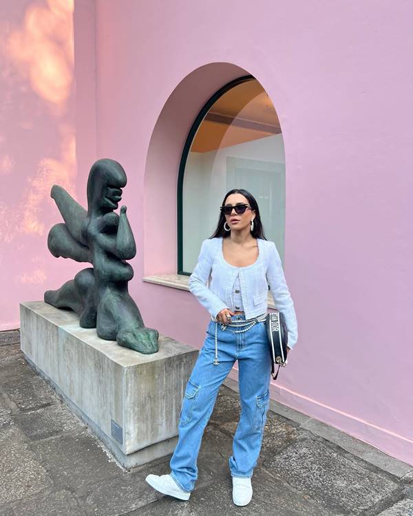 Maria Eleonora usa calça jeans cargo