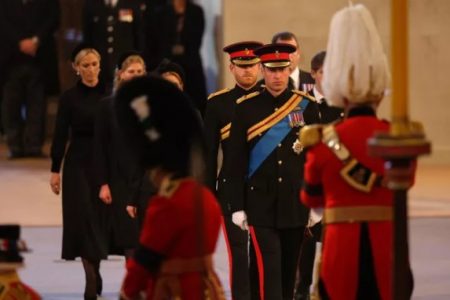 William e Harry juntos em vigília pela rainha