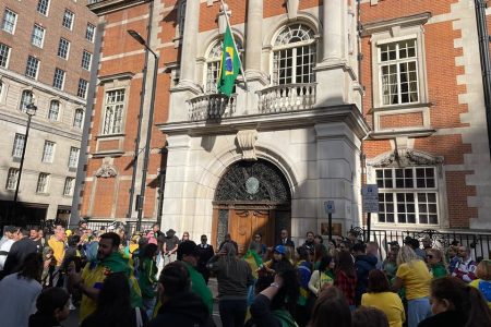 Bolsonaro faz discurso na embaixada brasileira em Londres