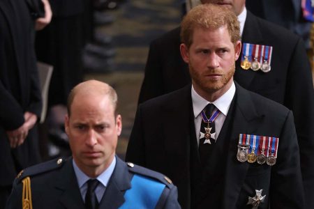 Príncipe Andrew, Duque de York, Príncipe Edward, Conde de Wessex, Príncipe George de Gales, Príncipe William, Príncipe de Gales e Príncipe Harry, Duque de Sussex entram na Abadia de Westminster durante o funeral de Estado da Rainha Elizabeth II na Abadia de Westminster chegam para o Funeral de Estado da Rainha Elizabeth II, realizado na Abadia de Westminster, em 19 de setembro de 2022 em Londres, Inglaterra. Elizabeth Alexandra Mary Windsor nasceu em Bruton Street, Mayfair, Londres, em 21 de abril de 1926. Ela se casou com o príncipe Philip em 1947 e subiu ao trono do Reino Unido e da Commonwealth em 6 de fevereiro de 1952 após a morte de seu pai, o rei George VI. A rainha Elizabeth II morreu no Castelo de Balmoral, na Escócia, em 8 de setembro de 2022, e é sucedida por seu filho mais velho, o rei Carlos III