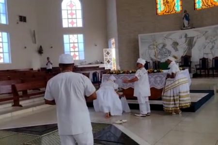 Rito em igreja - Metrópoles