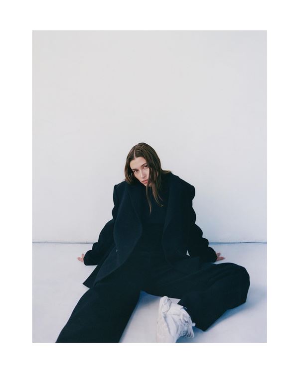 Na imagem com cor, Hailey Bieber lança coleção em parceria com a Wardrobe.NYC