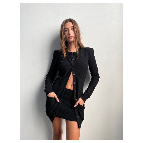 Na imagem com cor, Hailey Bieber lança coleção em parceria com a Wardrobe.NYC