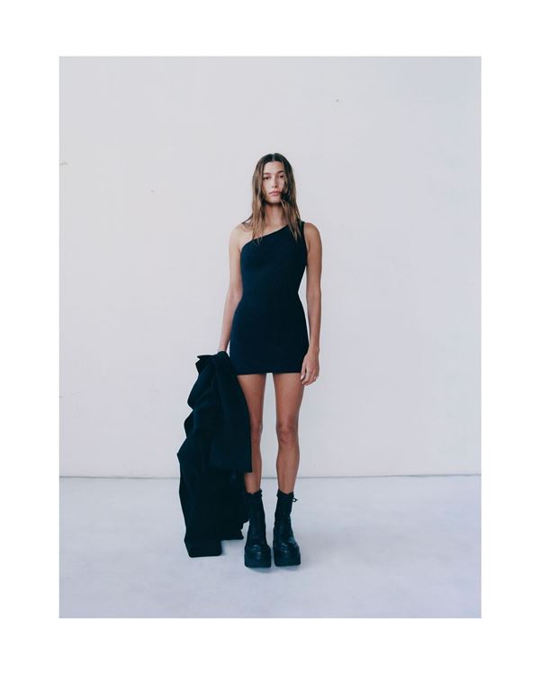 Na imagem com cor, Hailey Bieber lança coleção em parceria com a Wardrobe.NYC