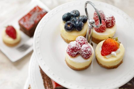 foto colorida de mini chesecakes com frutas em cima