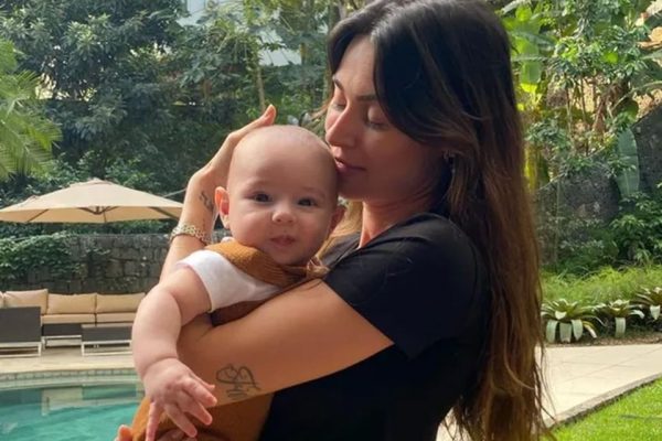 Thaila Ayala e o filho Francisco