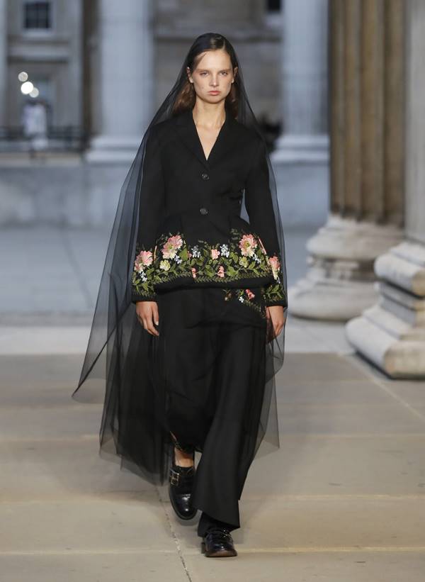Look com véu preto na passarela da Erdem