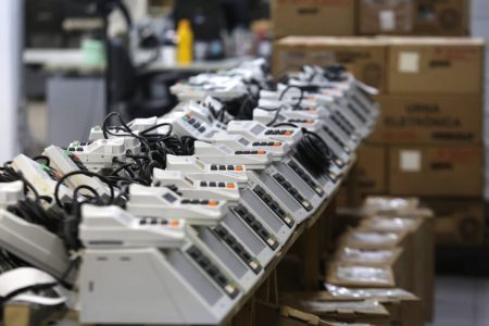 urnas eletronicas empilhadas no TRE SP