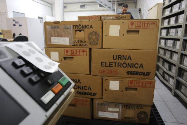 urna eletronica ao lado de caixas organizadas