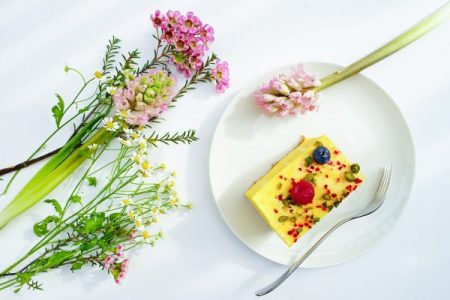 Prato com flores, sobremesa, primavera