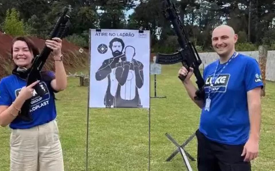 O empresário Luiz Henrique Crestani posa com um fuzil após atirar em um alvo de papel com a imagem de Lula
