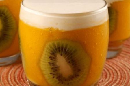 foto colorida de bebida de manga com pedaços de kiwi