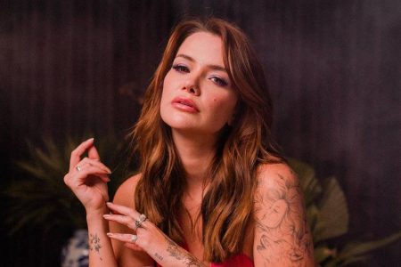 Foto de Marcela McGowan exibindo tatuagem no braço esquerdo - Metrópoles