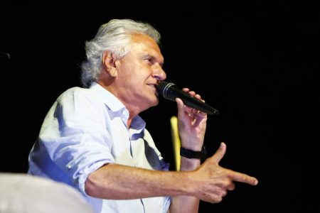 Ronaldo Caiado discursa para apoiadores na Praça Tamandaré, em Goiânia
