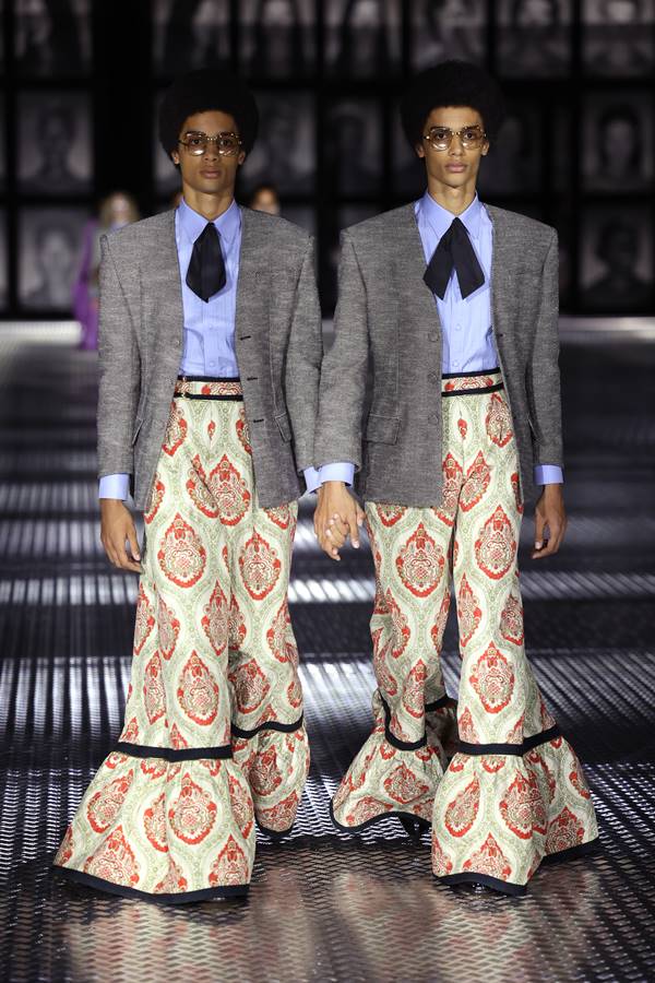 Na imagem com cor, gêmeos na passarela da Gucci - Metrópoles
