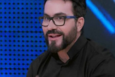 Padre Fábio de Melo com a boca aberta