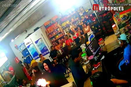 Vítima leva tiro no peito dentro de distribuidora