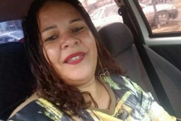 Fotografia colorida de selfie de mulher em carro