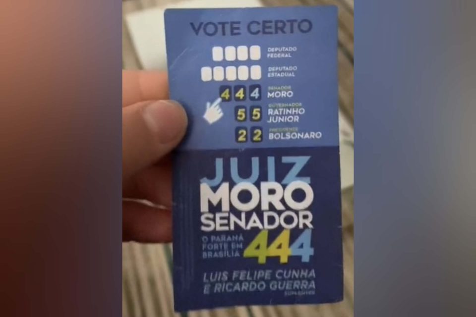 panfleto de Sergio Moro pede voto em Jair Bolsonaro