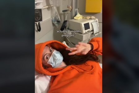 Abby Pollock descobre gravidez em exame que investigava prisão de ventre