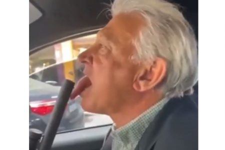 Homem lambe cano de arma em vídeo pró-Bolsonaro