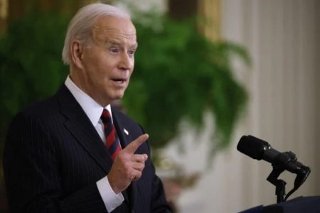 O presidente dos Estados Unidos, Joe Biden, faz discurso na Casa Branca. Ele aparece diante de microfone e com dedo em riste - Metrópoles